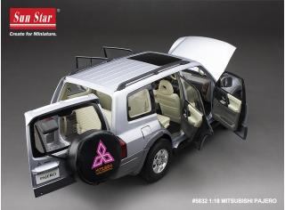 Mitsubishi Pajero V73, cool silver SunStar Metallmodell 1:18